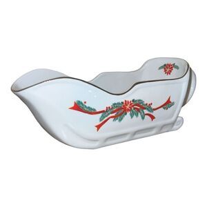 Poinsettia and ribbon sleigh, gravy, boat
